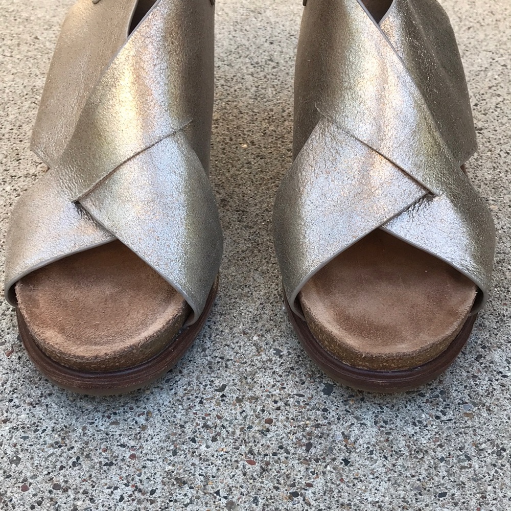 🌸Sofft Cambria Gold Metallic heels 🌸 - Picture 3 of 13